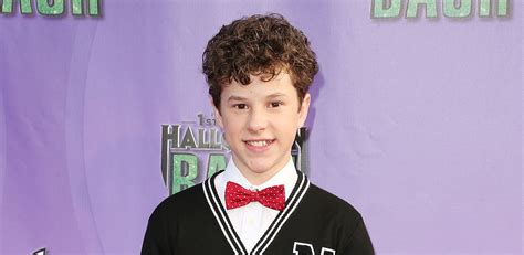 nolan gould desnudo|Modern Family Star Nolan Gould Is All Grown Up and Shirtless。